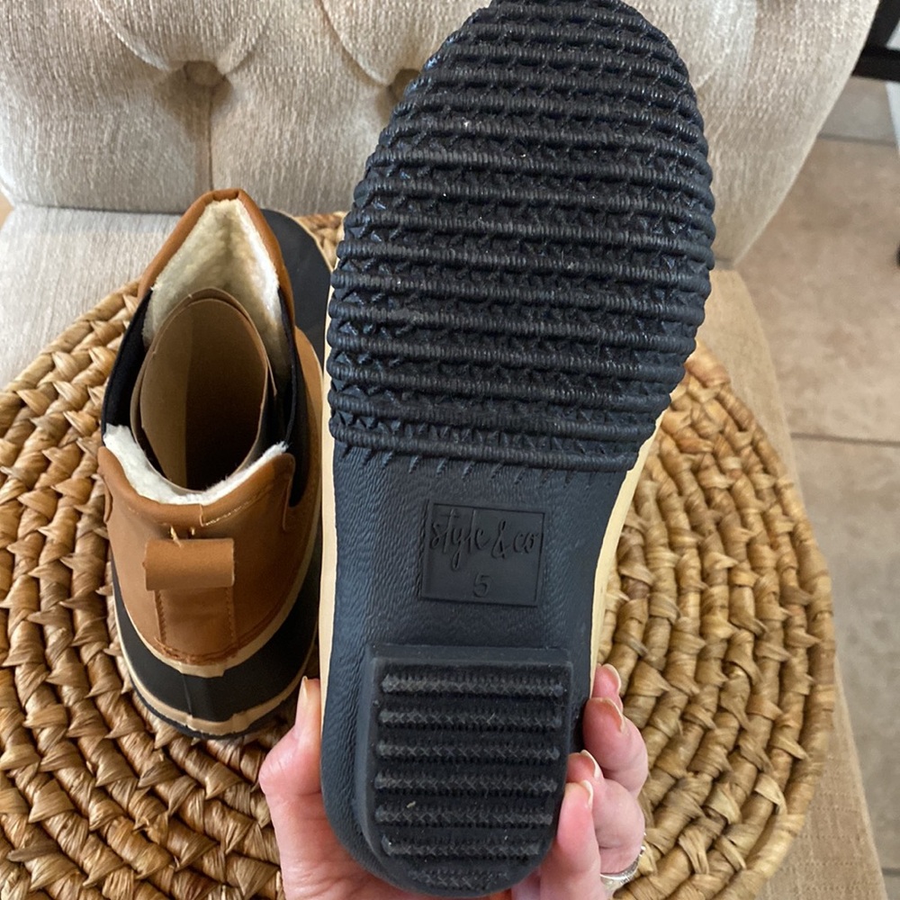 STYLE & CO NWT Womens Pull Tab Waterproof Tan & Black Duck Boots - Size 5 - Picture 9 of 15